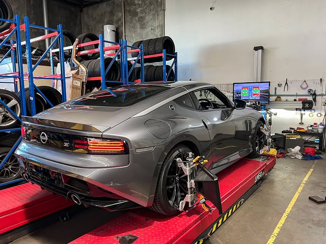 Wheel alignment machine adjusting vehicle angles